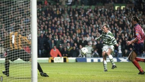 Andreas Thom scores for Celtic