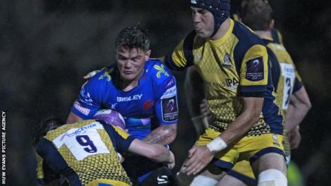 Dragons' Tavis Knoyle in action against Worcester