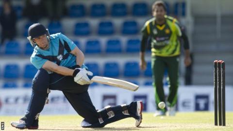 Richie Berrington playing for Scotland against Pakistan in 2013