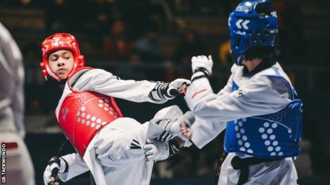Aaliyah Powell competes