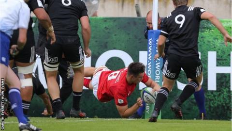 Taine Basham scores in corner for Wales u20