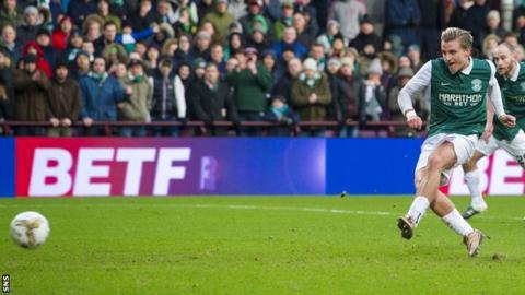 Jason Cummings scoring a penalty for Hibernian