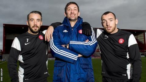 Dougie Imrie (left) and Darian MacKinnon pose with manager Martin Canning