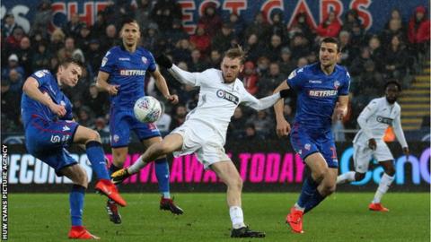Oli McBurnie shoots
