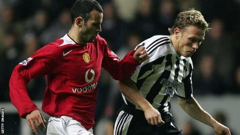 Ryan Giggs challenges Craig Bellamy in a match between Manchester United and Newcastle