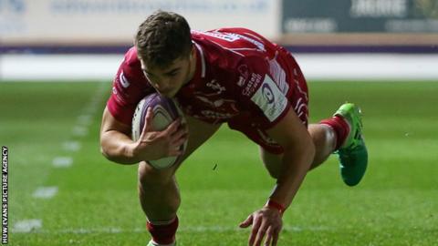 Corey Baldwin crosses for a Scarlets try