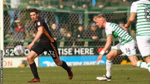 Ben Tozer of Newport County beats Sam Surridge of Yeovil Town to a loose ball
