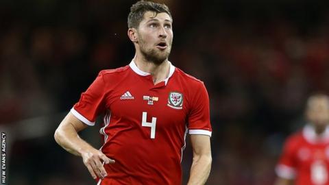 Ben Davies keeps his eyes on the ball