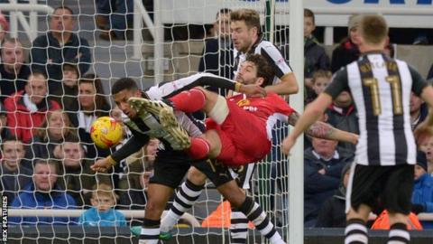 Charlie Mulgrew of Blackburn Rovers (centre) scores his side's first goal during the Sky Bet Championship match between Newcastle United and Blackburn Rovers