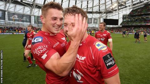 Jonathan Davies and James Davies of Scarlets celebrate