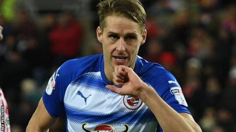 Reading midfielder Dave Edwards scores against Sunderland