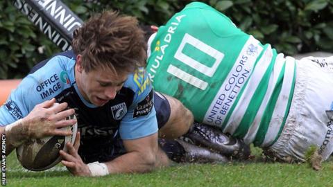 Blaine Scully touches down for Blues' try in Treviso
