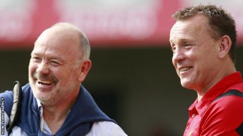 Kingsley Jones (R) and fellow former Wales captain Ieuan Evans