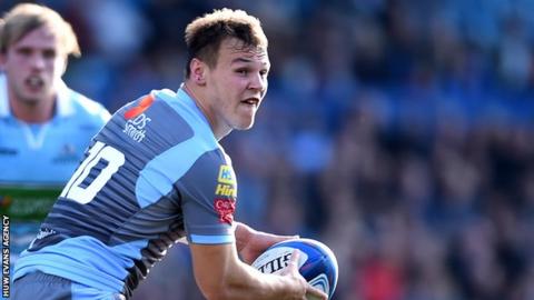 Jarrod Evans on the attack for Cardiff Blues