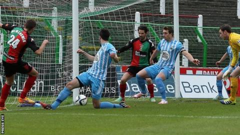 Glentoran's Conor McMenemin shoots towards the Warrenpoint goal