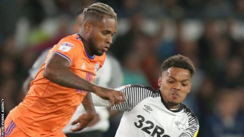 Duane Holmes (R) of Derby challenges Leandro Bacuna