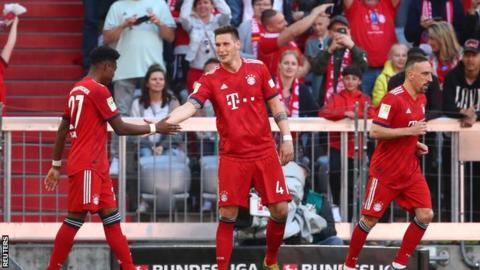Niklas Sule (centre)