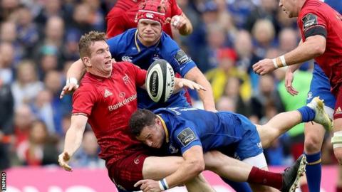 Josh van der Flier and Robbie Henshaw tackles Chris Farrell in a Pro14 game earlier this year