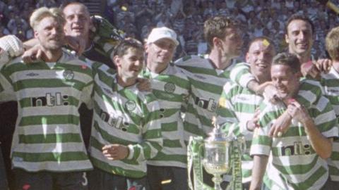 Celtic celebrate winning the Scottish Cup in 2001