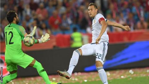 Artem Dzyuba scores Russia's second goal