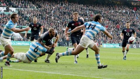 England score a penalty try after Matias Orlando deliberately knocked on with Tom Wood poised to score