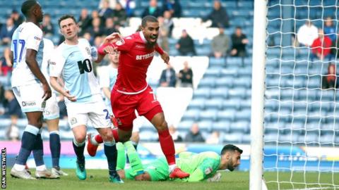 Lewis Grabban in action for Nottingham Forest