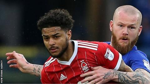 Liam Bridcutt of Nottingham Forest is challenged by Cardiff City's Aron Gunnarsson