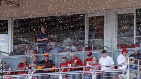 Bees delay Giants-Reds game Bees delay Giants-Reds game