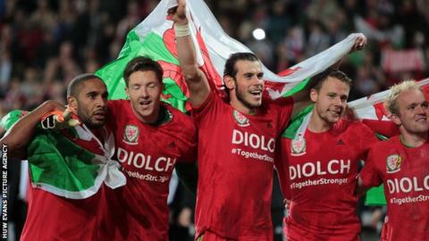 Wales players celebrate Euro 2016 qualification