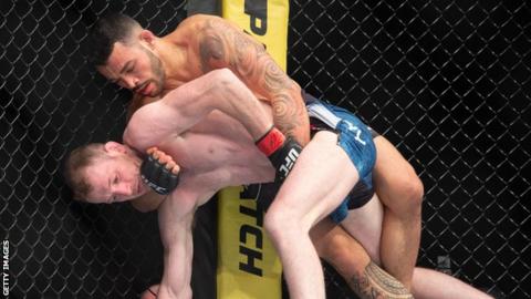 Dan Ige grapples with Danny Henry at UFC Fight Night 147