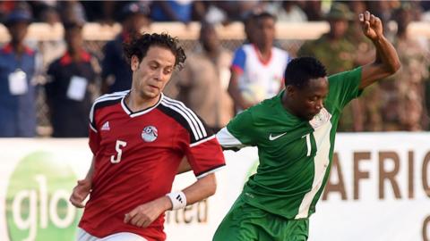 Nigeria's forward Ahmed Musa (right) vies with Egypt's defender Ibrahim Salah during the 1-1 draw on 25 March