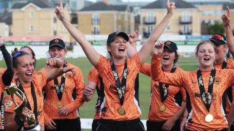 Charlotte Edwards (centre) celebrates winning the Kia Super League title in 2016