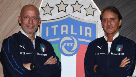 Gianluca Vialli (left) and Italy manager Roberto Mancini