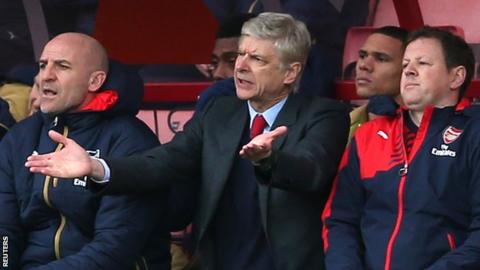 Arsenal manager Arsene Wenger (centre)