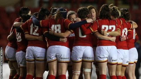 Wales women huddle