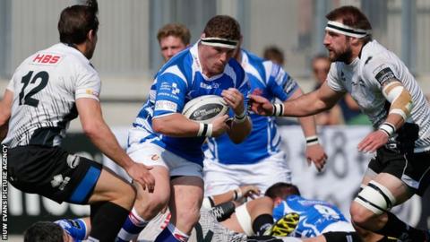 Phil Price takes on the Zebre defence