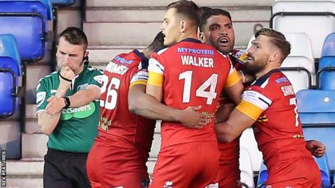 London Broncos score a try