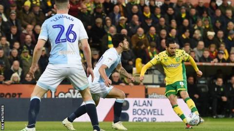 Mario Vrancic scores for Norwich
