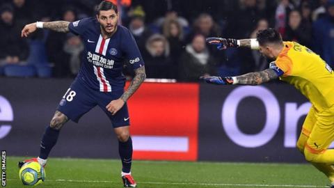 Mauro Icardi goes for goal against Bordeaux