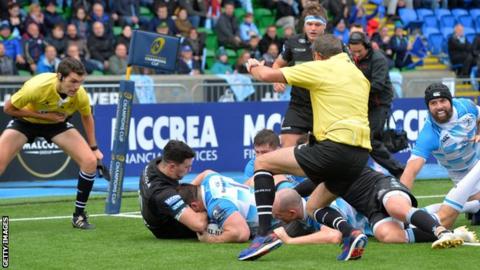 Cian Healy scores a try