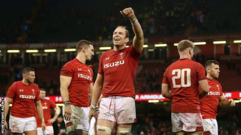 Alun Wyn Jones waving