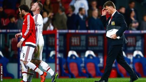 Louis van Gaal leaves the field after the draw at Palace