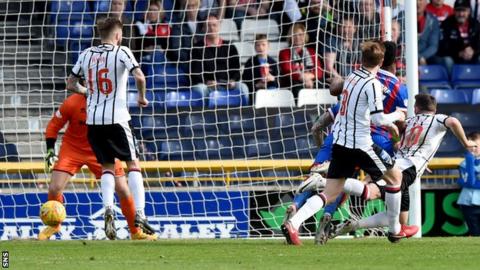 Nicky Clark scores