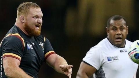 Samson Lee passes the ball against Fiji