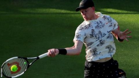 Kyle Edmund hits a forehand
