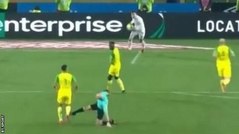 Referee Tony Chapron aiming a kick at Diego Carlos [BBC] 경기 중 발차기를 한 리게앙 심판은 6개월 자격정지 징계를 받음