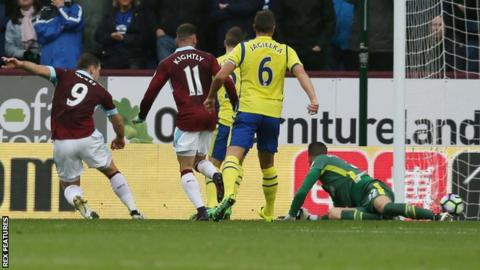 Sam Vokes scores for Burnley against Everton
