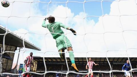 Wayne Rooney scores for Everton against Stoke