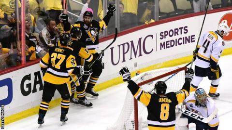 Pittsburgh Penguins celebrate a goal