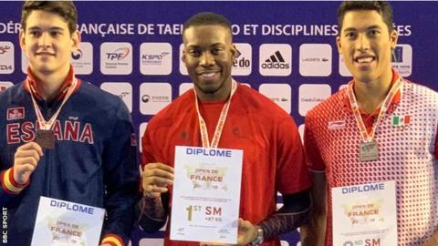 Lutalo Muhammad (centre)